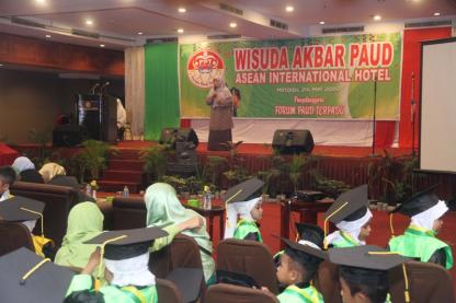 Sutias Saksikan Wisuda Akbar 300 Siswa Paud Se Kota Medan